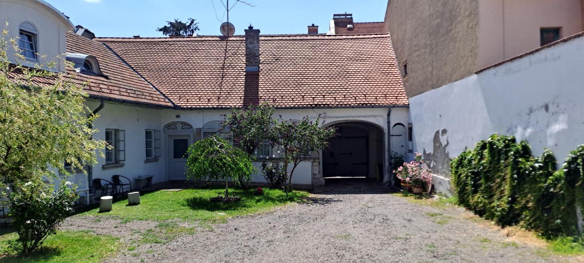 Plitzner Belvarosi Apartmanhaz Eger Bagian luar foto
