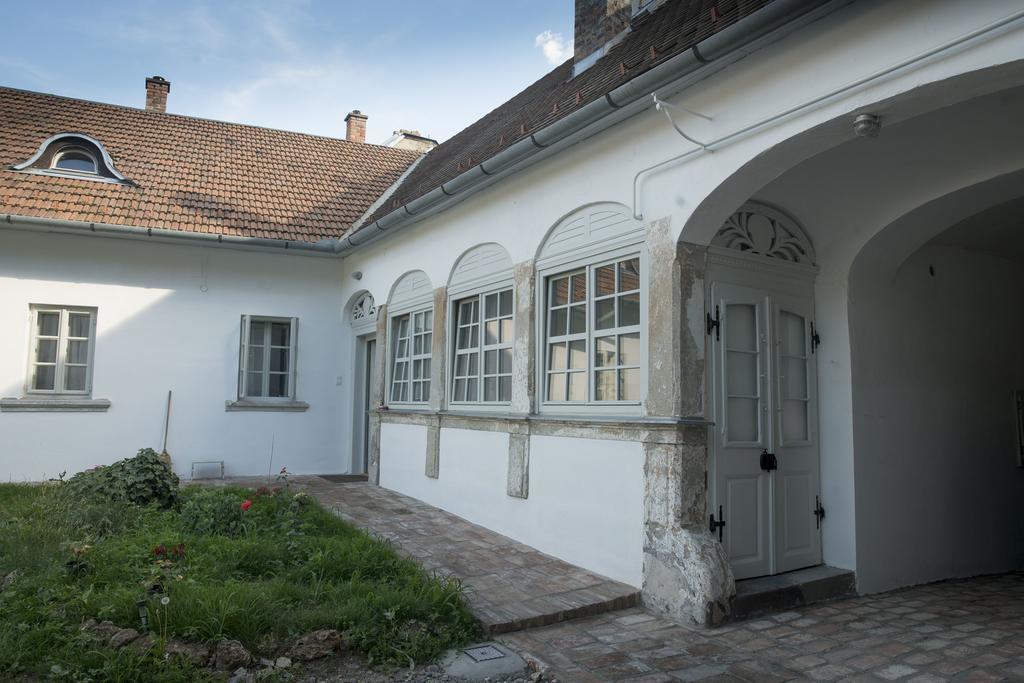 Plitzner Belvarosi Apartmanhaz Eger Bagian luar foto