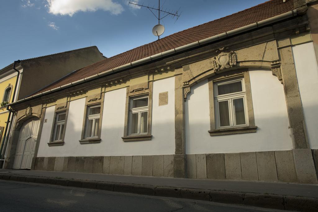 Plitzner Belvarosi Apartmanhaz Eger Bagian luar foto